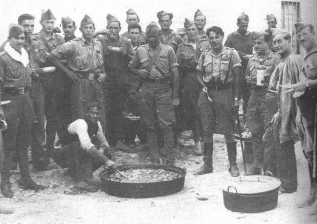 história da paella - soldados preparando uma paella durante a guerra civil espanhola.